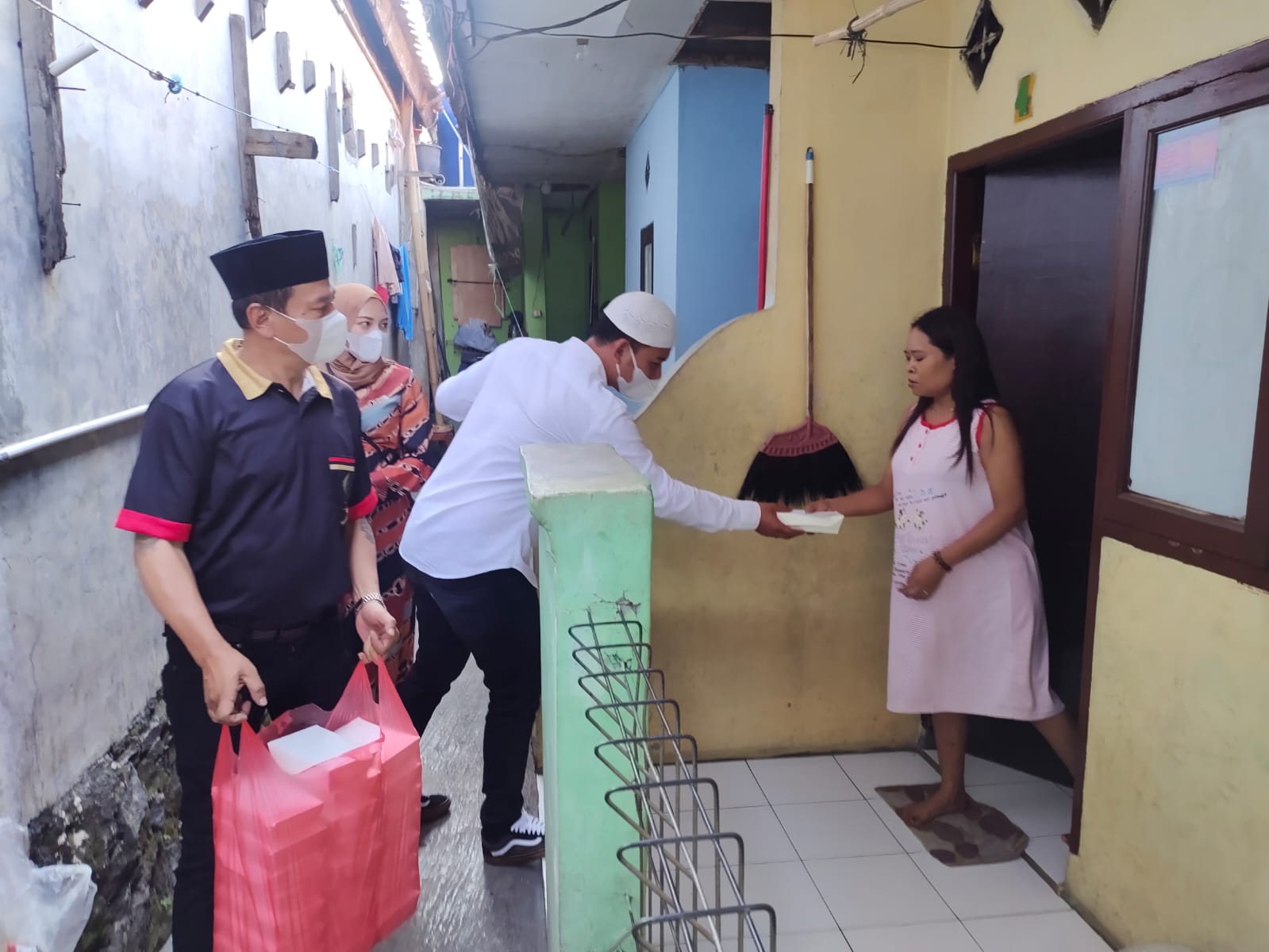 Jagasatru PP Cianjur Bagikan Nasi Box bagi Warga Terdampak PPKM Darurat