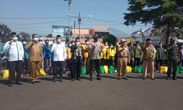 Polres Cianjur Gandeng Mahasiswa Bagikan Ratusan Paket Sembako bagi Masyarakat