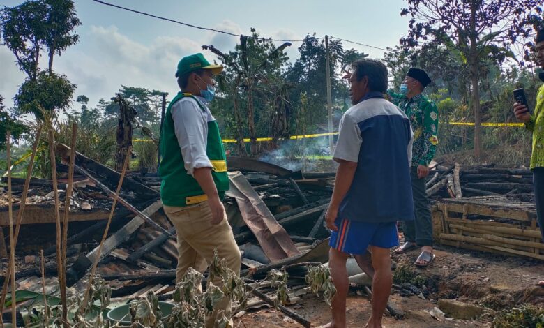 Baznas Serahkan Bantuan umtuk Korban Kebakaran di Pagelaran