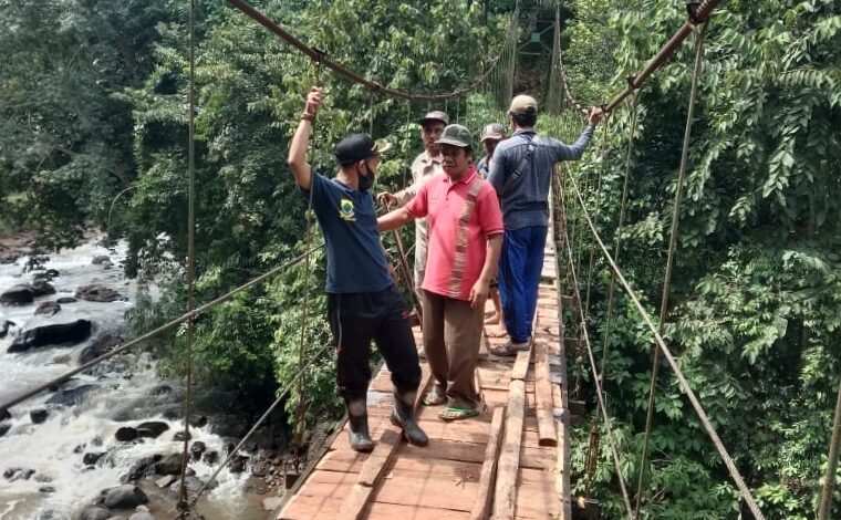 Warga Takokak dan Kadupandak Gotong Royong Perbaiki Jembatan Leuwi Jurig