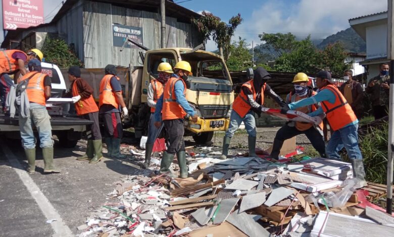 Truk Bermuatan Keramik Terguling di Ciloto-Cipanas, Satu Orang Tewas