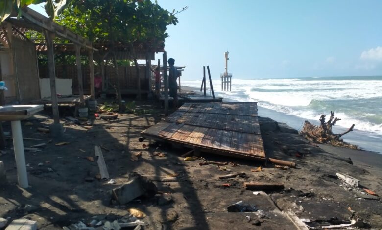 Gelombang Setinggi 7 Meter Hantam Pantai Apra Sindangbarang