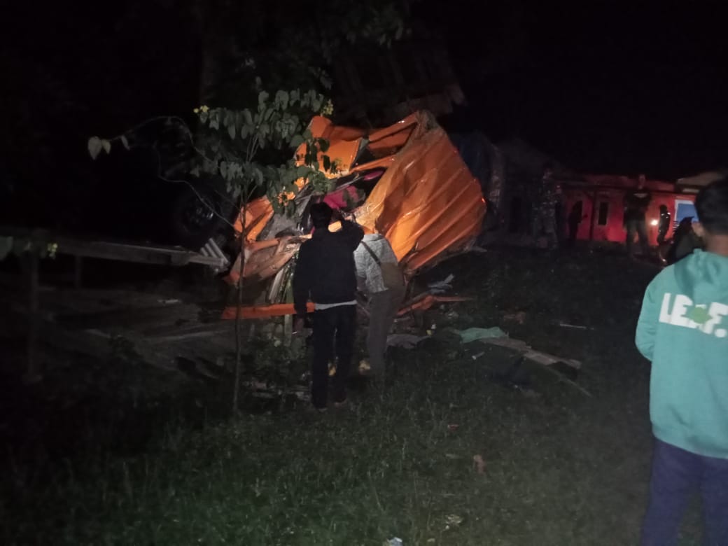 Kecelakaan Tunggal di Cikalongkulon, Truk Tabrak Pohon hingga Terguling, Satu Orang Tewas