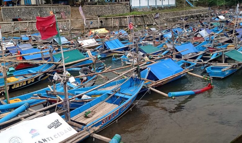 Cuaca Ekstrem, Ratusan Nelayan di Pantai Jayanti Cidaun Tidak Bisa Melaut