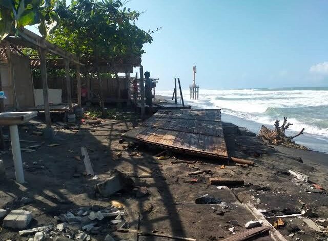 Abrasi di Pantai Apra Sindangbarang Cianjur, BMKG: Potensi Gelombang Tinggi Masih Ada