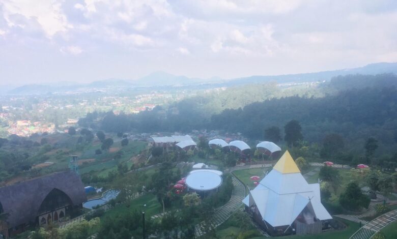 PROMO: Wisata Alam Sevillage tetap memberikan promo menarik untuk wisatawan yang ingin liburan dengan nuansa alam yang sejuk dan indah.(Foto: Afsal Muhammad/cianjurupdate.com)