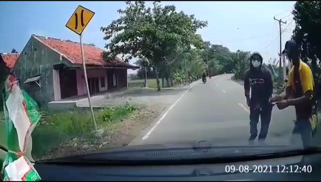 Viral! Pungli Berkedok HUT RI, Pengendara di Cianjur jadi Korban Jual Paksa Bendera