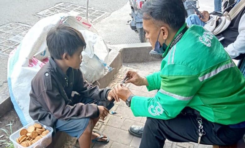 Kisah Pengemudi Ojol di Cianjur, Berbagi Kebaikan pada Anak Jalanan