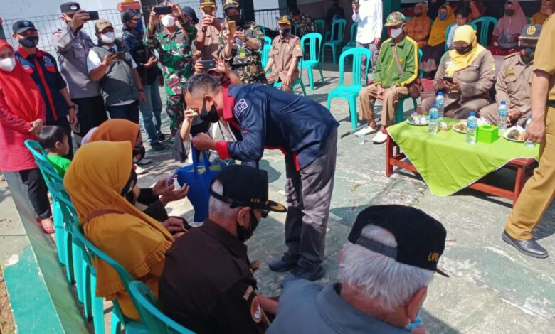 Komunitas SDC Salurkan Paket Sembako pada Veteran dan Anak Yatim