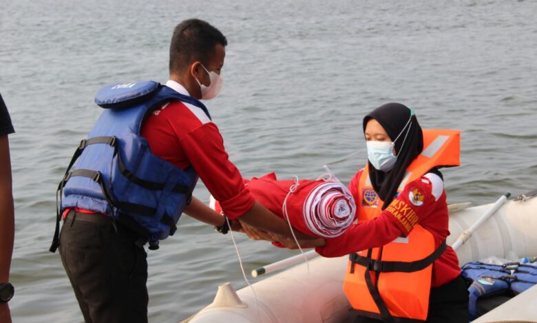 Peringati HUT ke-76 RI, Paskibra Ciranjang Bentangkan Bendera Merah Putih 76 Meter di Waduk Cirata