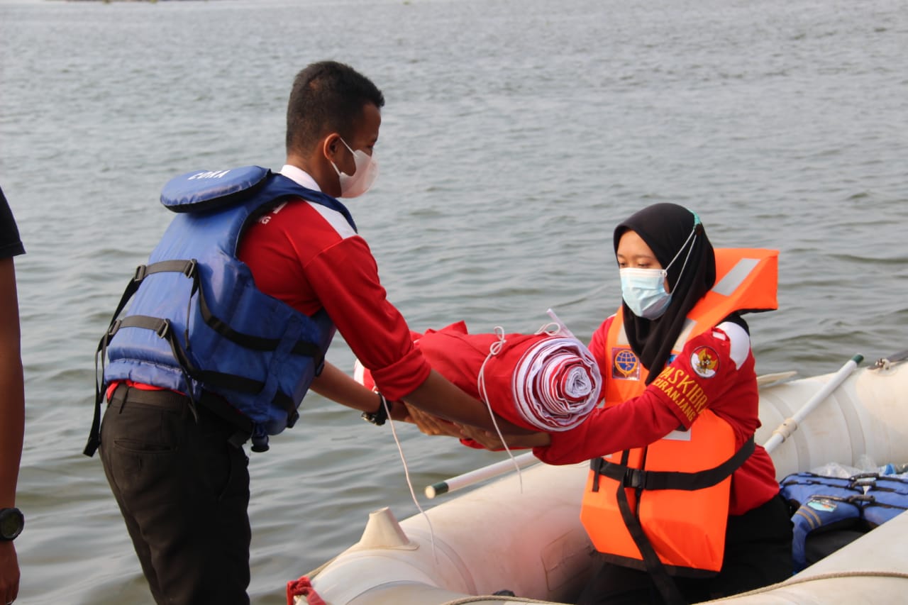 Peringati HUT ke-76 RI, Paskibra Ciranjang Bentangkan Bendera Merah Putih 76 Meter di Waduk Cirata