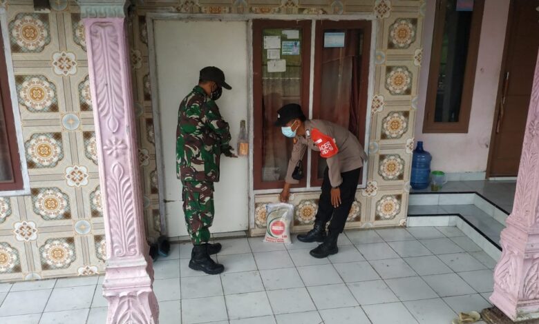 Polsek Bojongpicung Beri Bantuan Paket Sembako pada Warga Isoman dan Kurang Mampu