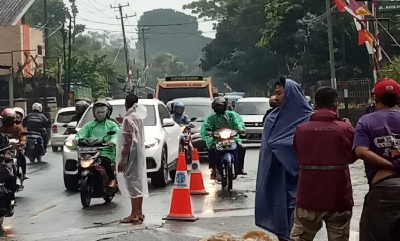 Jalan Raya Cianjur Menuju Cipanas Jebol Akibat Hujan Deras