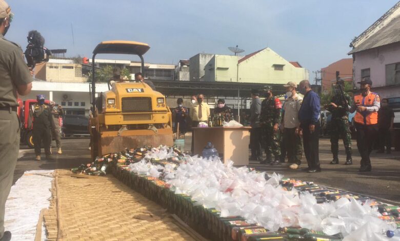 Satpol PP Cianjur Pastikan Botol Miras yang Dimusnahkan Masih Disegel