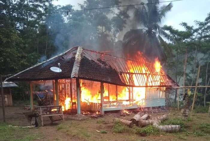 Lupa Matikan Kompor, Satu Rumah di Desa Sukasirna Leles Kebakaran