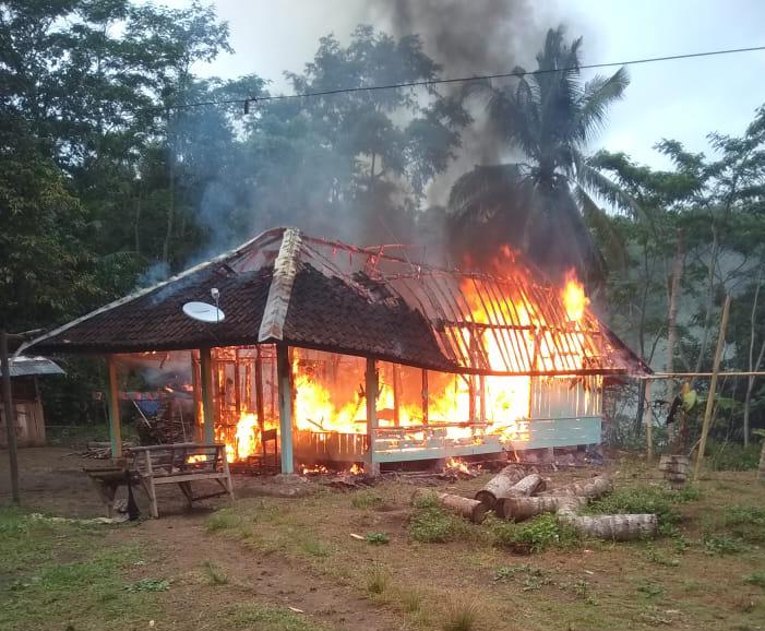 Lupa Matikan Kompor, Satu Rumah di Desa Sukasirna Leles Kebakaran