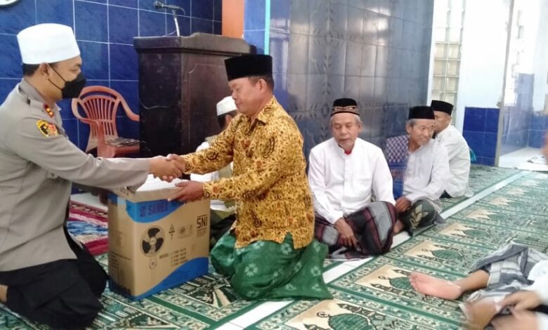 Polsek Bojongpicung Gelar Baksos di Masjid Al-Barokah Neglasari