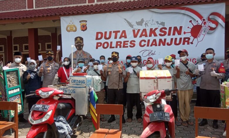 Puluhan Pedagang Keliling di Pacet jadi Duta Vaksinasi Polres Cianjur