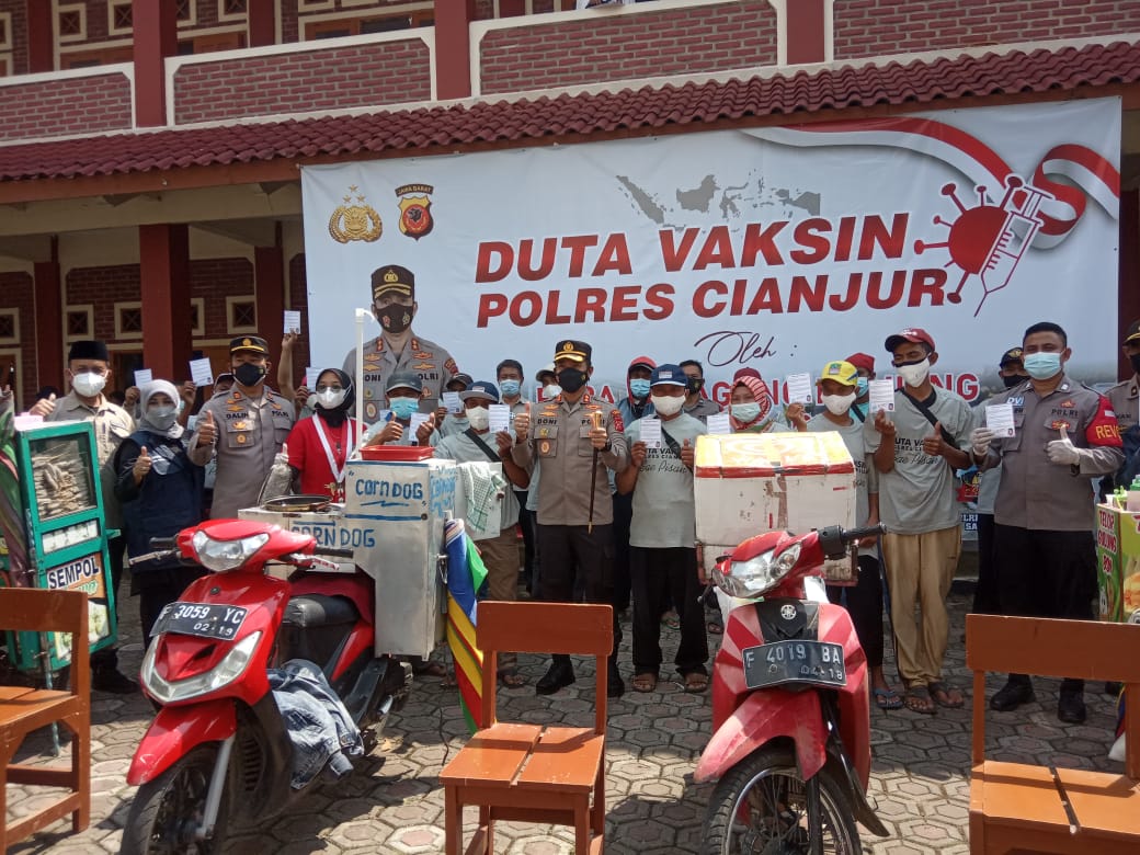 Puluhan Pedagang Keliling di Pacet jadi Duta Vaksinasi Polres Cianjur