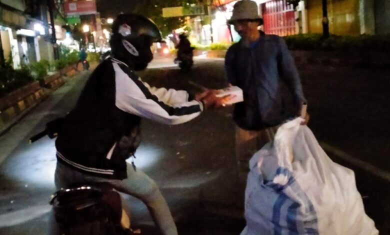 Tebar Kebaikan, Komunitas RVMC Bagikan Puluhan Nasi Box pada Warga Kurang Mampu