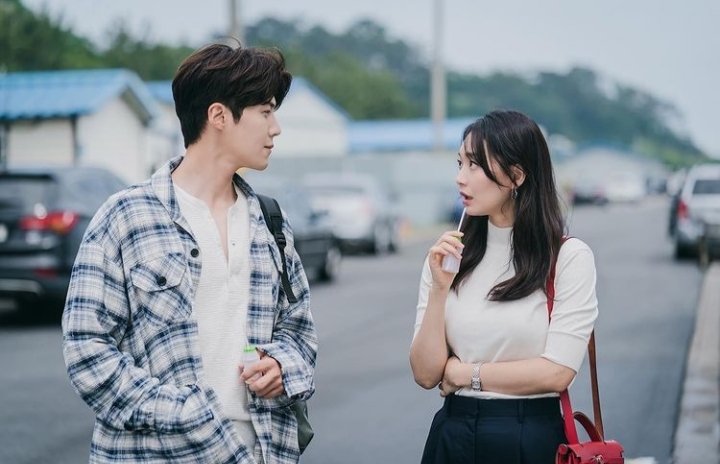 Sukses Bintangi Start-Up, Kim Seon Ho Akan Kembali di Drama Hometown Cha-Cha-Cha!