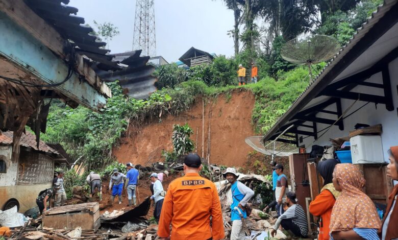 Banjir-Longsor Terjang Kecamatan Sukanagara dan Takokak Dalam Semalam