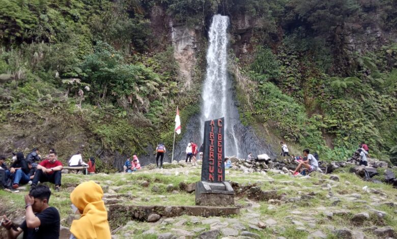 Curug Cibeureum, Pesona Wisata Alam di Kaki Gunung Gede Pangrango