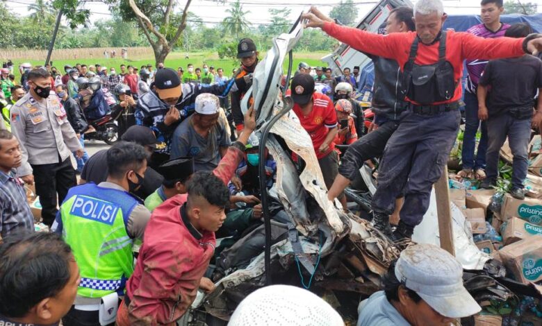 Setelah Empat Jam, Jasad Sopir Truk Kecelakaan Beruntun Bangbayang Berhasil Dievakuasi