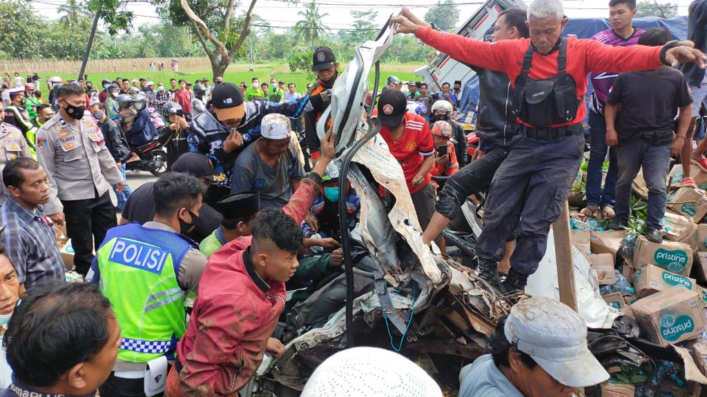 Setelah Empat Jam, Jasad Sopir Truk Kecelakaan Beruntun Bangbayang Berhasil Dievakuasi