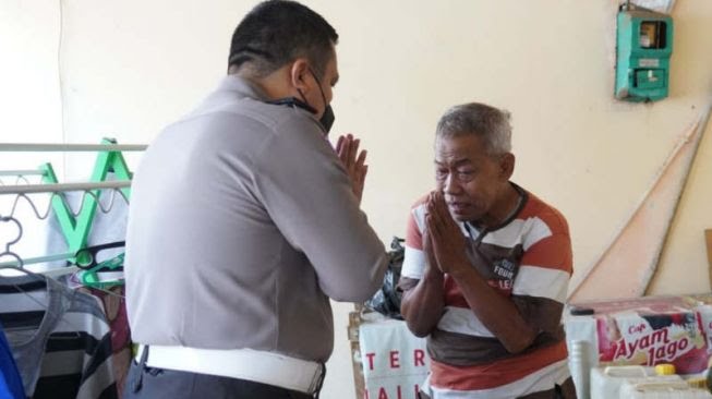 Viral! Pensiunan Polisi di Semarang jadi Manusia Silver, Polda Jateng Berikan Bantuan