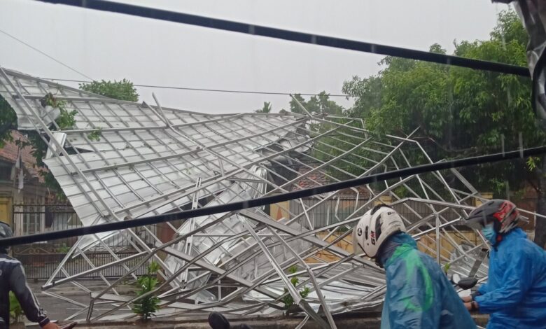 Hujan Badai Terjang Depok, Banyak Pohon Tumbang dan Papan Reklame Roboh