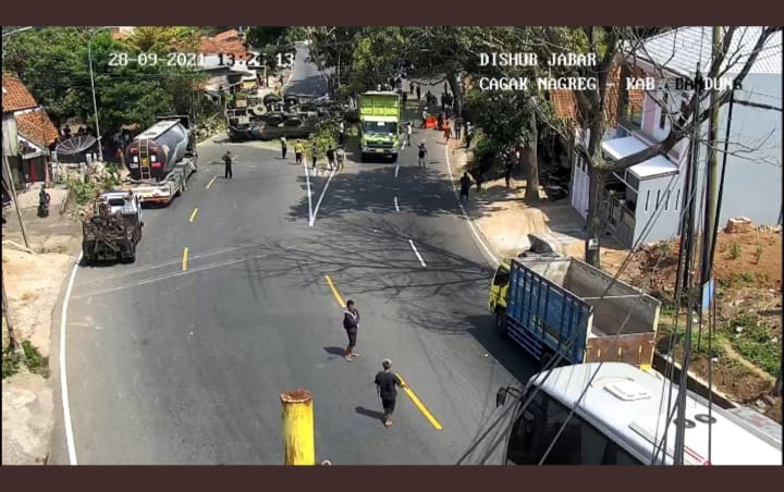 Braakk! Truk Bermuatan Semen Cair Terguling di Jalan Cagak Simpang Nagreg