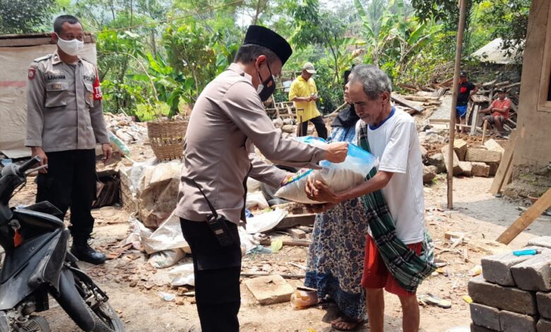 Rumah Pasangan Lansia di Cianjur Ambruk, Polsek Mande Berikan Bantuan