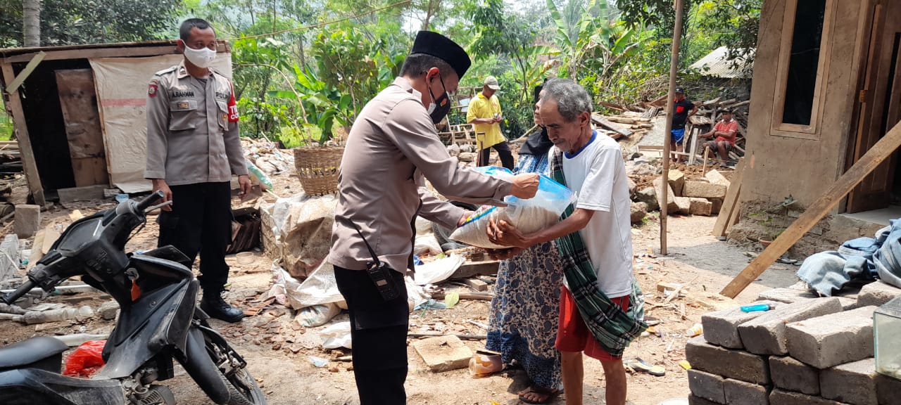 Rumah Pasangan Lansia di Cianjur Ambruk, Polsek Mande Berikan Bantuan