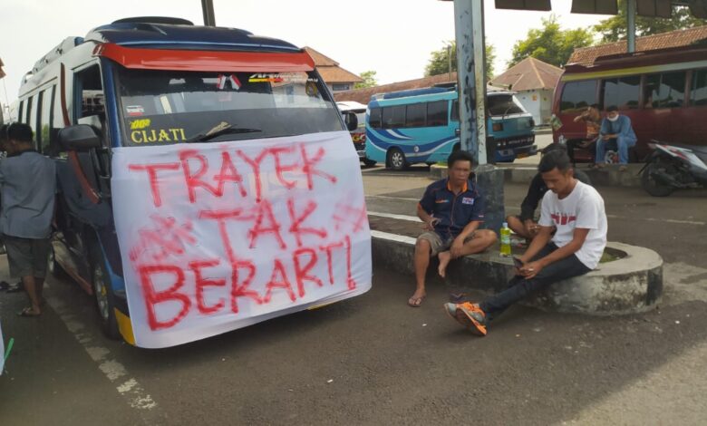 Kesal dengan Travel Gelap, Puluhan Sopir Elf Cianjur Selatan Mogok Kerja