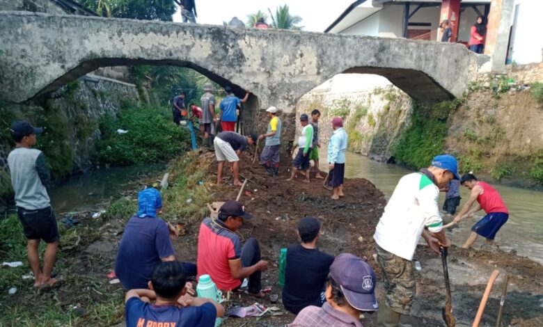 Antisipasi Banjir, Puluhan Warga Ciranjang Bersihkan Sampah di Bawah Jembatan