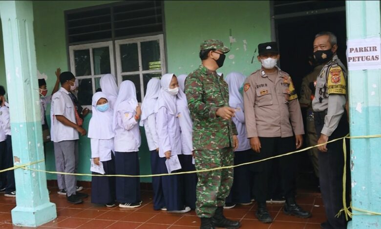 Desa Mekargalih Gelar Gebyar 1.000 Vaksinasi, Ratusan Warga dan Siswa Ikut Antre