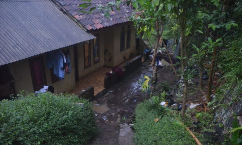 Kampung Babakan Ranyom Desa Nagrak Diterjang Banjir, Delapan Keluarga Diungsikan