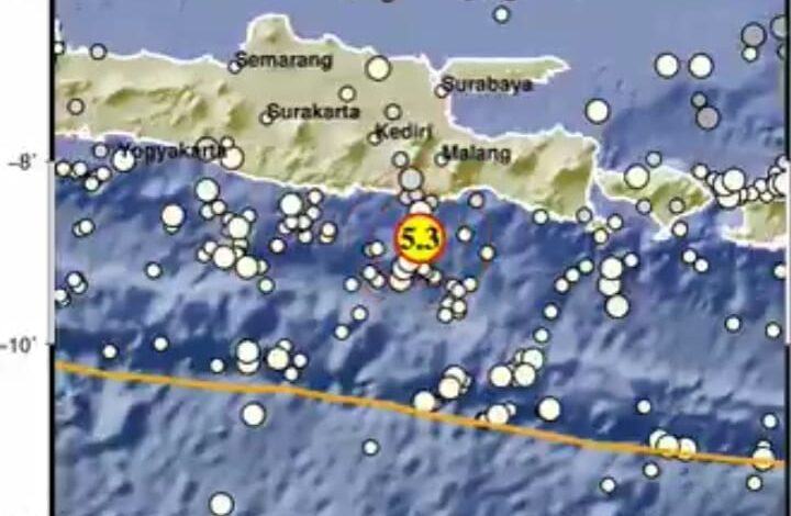 Gempa Magnitudo 5,3 Guncang Malang, Warga Panik!