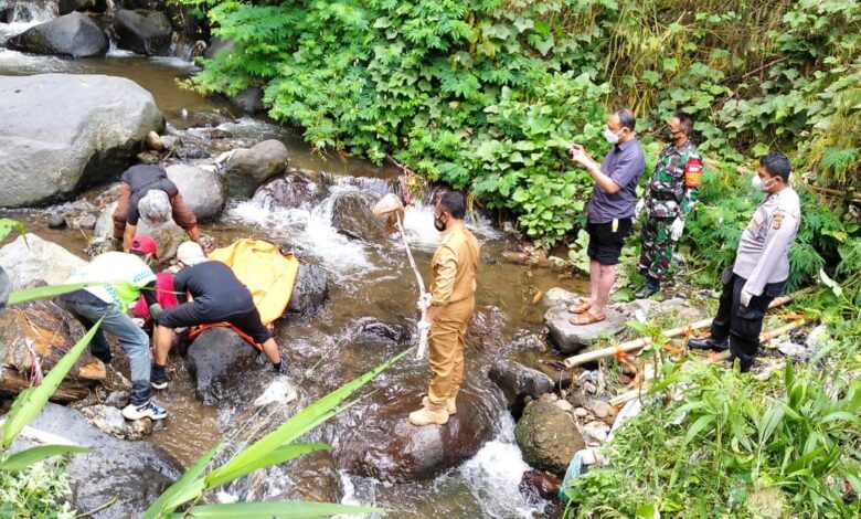 Mayat Perempuan Berdaster Merah Ditemukan Membusuk di Sungai Cisarua Cipanas