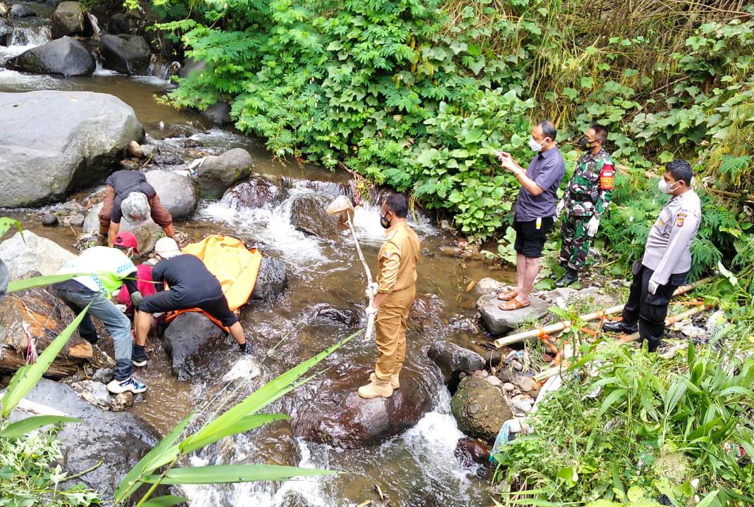 Mayat Perempuan Berdaster Merah Ditemukan Membusuk di Sungai Cisarua Cipanas