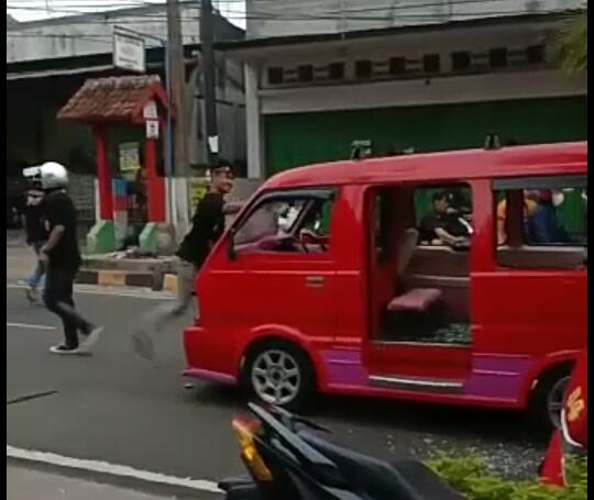 Empat Terduga Pelaku Pengrusakan Angkot di Cianjur Ditangkap, Polisi: Dipicu Senggolan Kendaraan