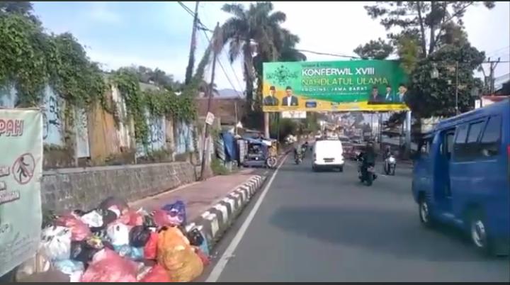 Jalan Trotoar di Cipanas Dipenuhi Sampah, K3 Sebut Kepedulian Warga Terhadap Lingkungan Menurun