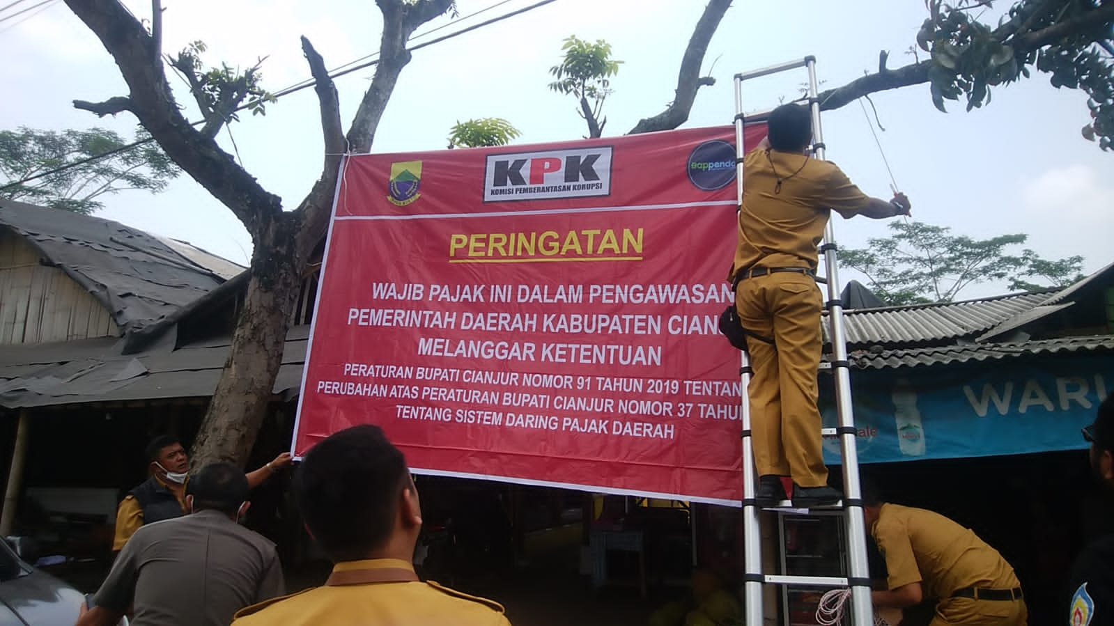 Tidak Taat Pajak, Sebuah Restoran di Sukaluyu Cianjur Disegel Petugas