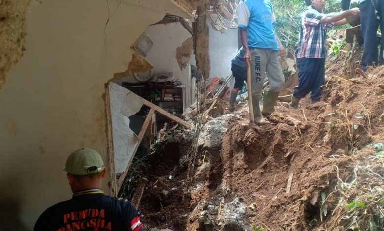 Lagi! Longsor Terjang Sukanagara, Dua Keluarga Langsung Diungsikan