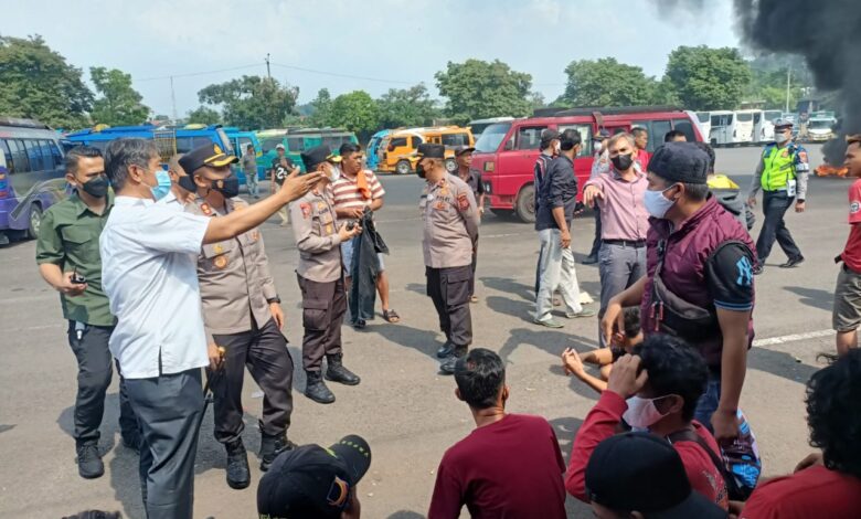 Aksi Bakar Ban Sopir Elf Cianjur