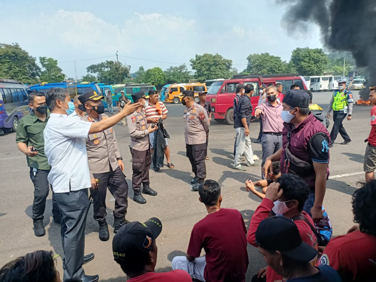 Aksi Bakar Ban Sopir Elf Cianjur