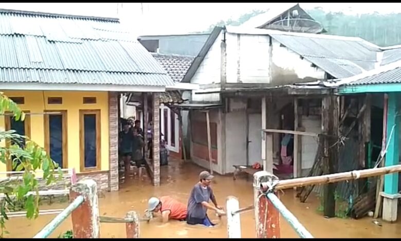 Cerita Warga Sukanagara saat Diterjang Banjir dan Longsor Sekaligus