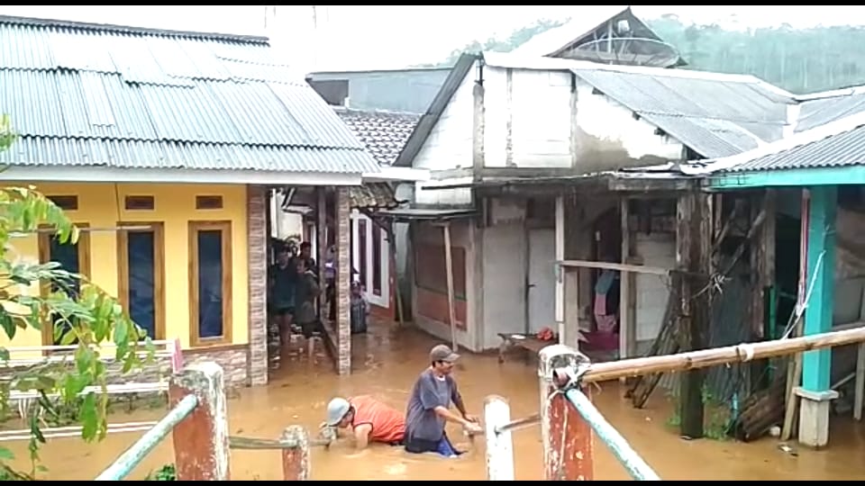 Cerita Warga Sukanagara saat Diterjang Banjir dan Longsor Sekaligus