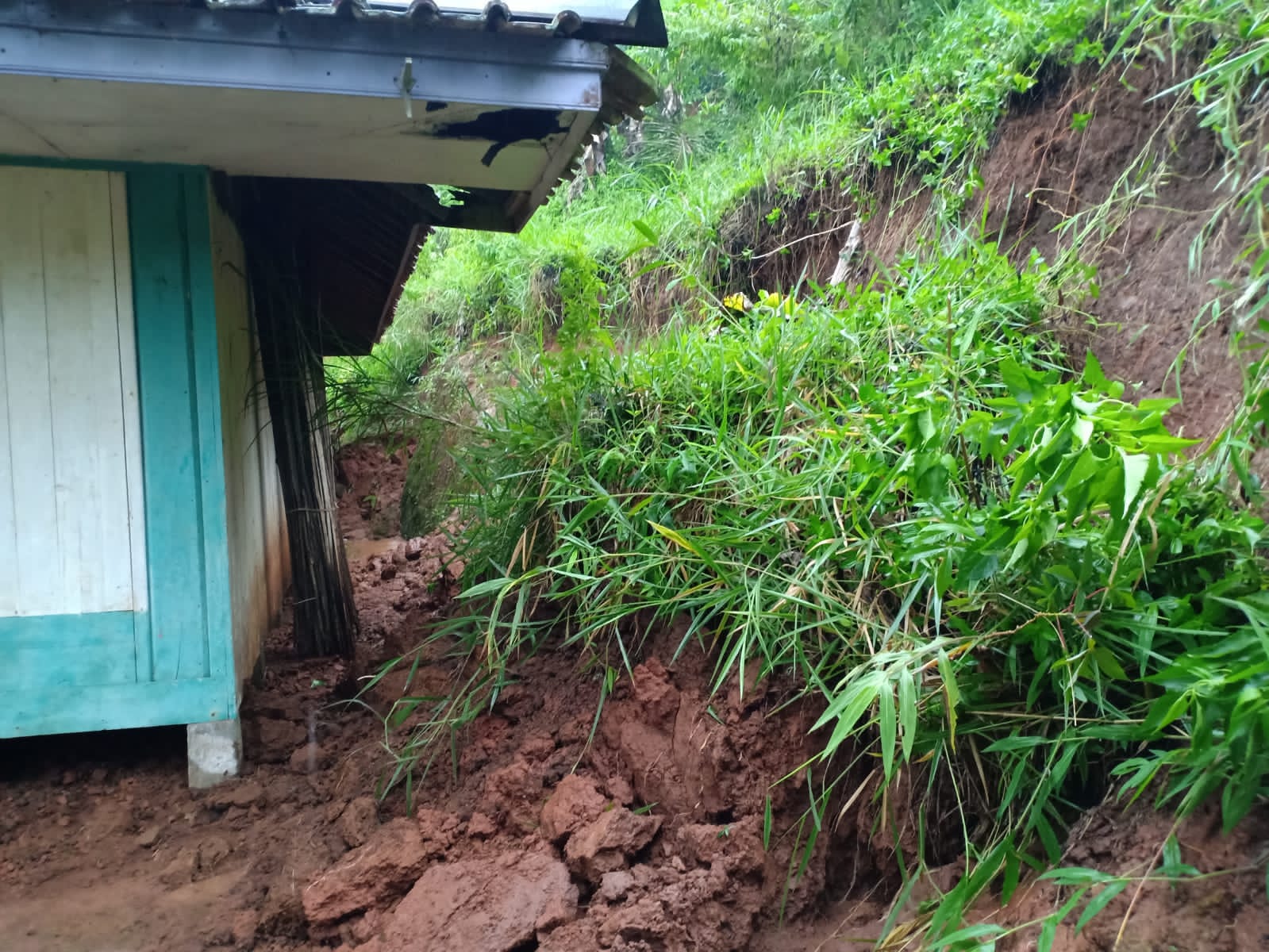 Pergerakan Tanah Terjadi di Campakamulya, 100 Rumah Rusak dan Jembatan Terputus